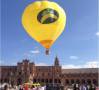 El globo de Plátano de Canarias, desplegado en la Plaza de España de Sevilla